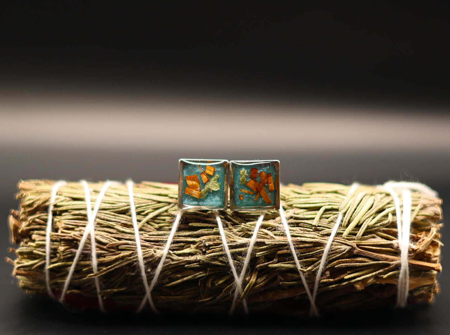 Four xe'ó:thel studs