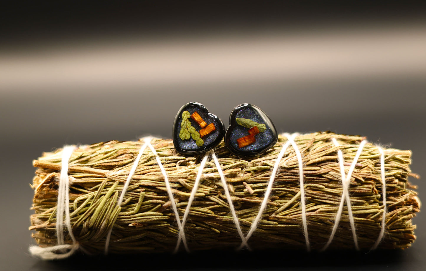 Heart- th'á:le Studs