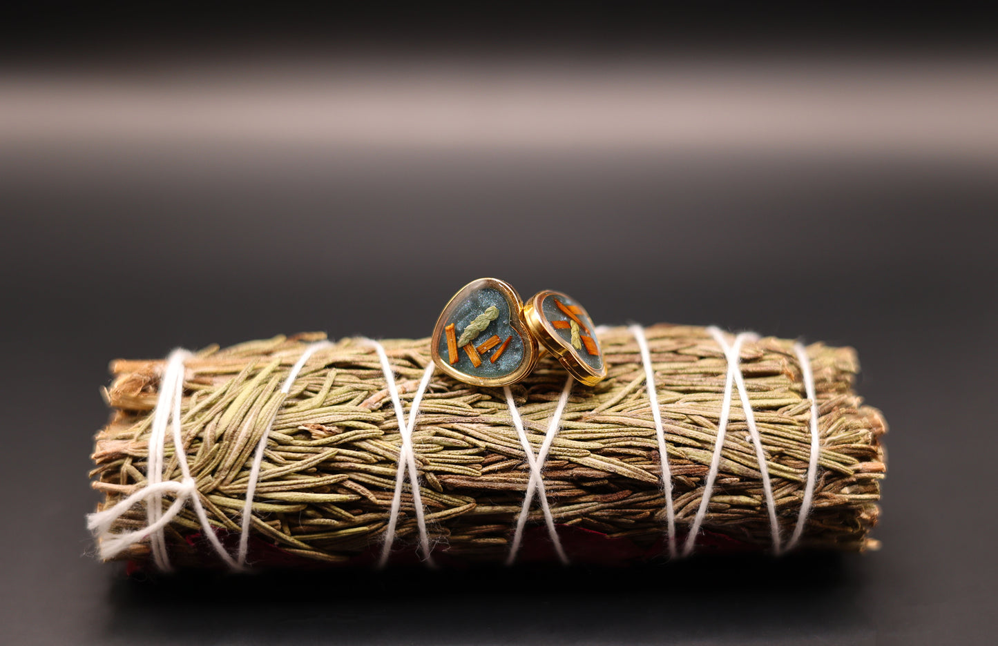 Heart- th'á:le Studs